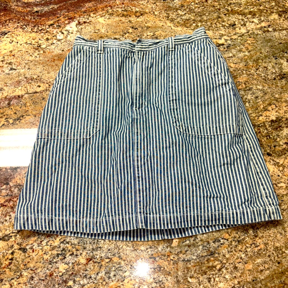 Gloria Vanderbilt Size 6 Blue and White Vertical Striped Denim Skort